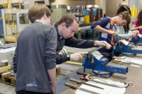 Schulgruppe in der Werkstatt