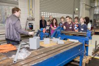 Schulgruppe in der Werkstatt