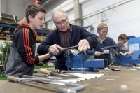 Schulgruppe in der Werkstatt