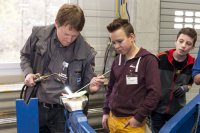 Schulgruppe in der Werkstatt