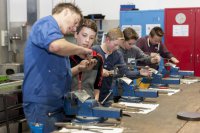 Schulgruppe in der Werkstatt