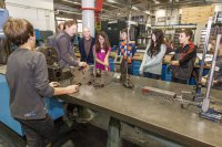 Schulgruppe in der Werkstatt