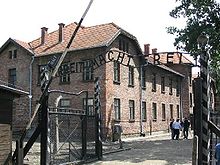 http://upload.wikimedia.org/wikipedia/commons/thumb/7/78/Arbeit_macht_frei.jpg/220px-Arbeit_macht_frei.jpg